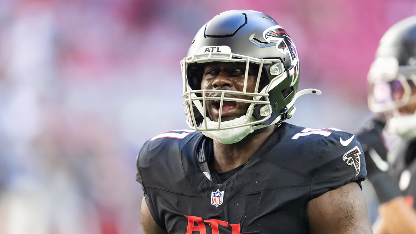 Former Georgia Bulldog Jalon Walker Helps Introduce New Atlanta Falcons Jerseys