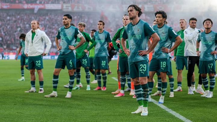 Ernüchterung nach dem verlorenen Rheinderby: Die Gladbacher Profis nach der Pleite in Köln vor dem Fanblock Ernüchterung nach dem verlorenen Rheinderby: Die Gladbacher Profis nach der Pleite in Köln vor dem Fanblock