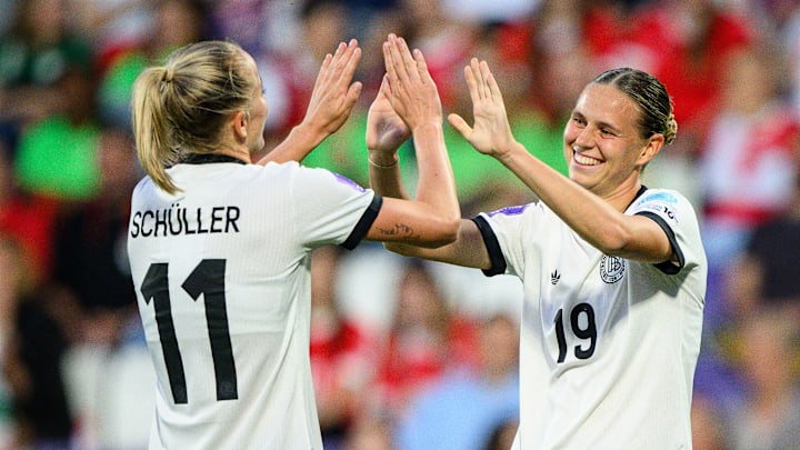 Lea Schüller und Klara Bühl gehören zu den gesetzten Startelf-Spielerinnen im deutschen Team Lea Schüller und Klara Bühl gehören zu den gesetzten Startelf-Spielerinnen im deutschen Team