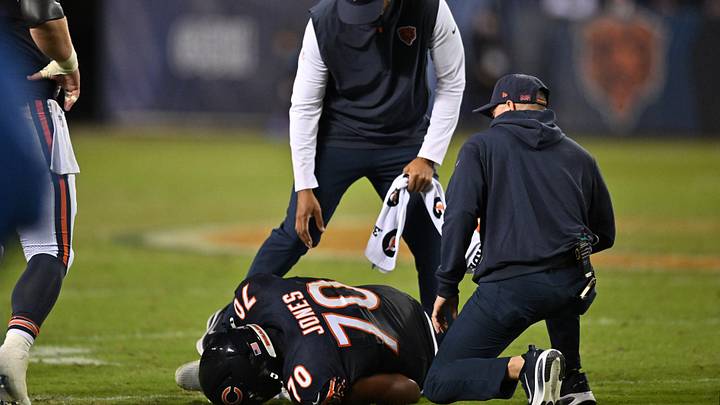 Trainers attend to Chicago Bears offensive line Braxton Jones (70) after an apparent injury during the second half against the Philadelphia Eagles at Soldier Field. Mandatory Credit: Patrick Gorski-Imagn Images Trainers attend to Chicago Bears offensive line Braxton Jones (70) after an apparent injury during the second half against the Philadelphia Eagles at Soldier Field. Mandatory Credit: Patrick Gorski-Imagn Images
