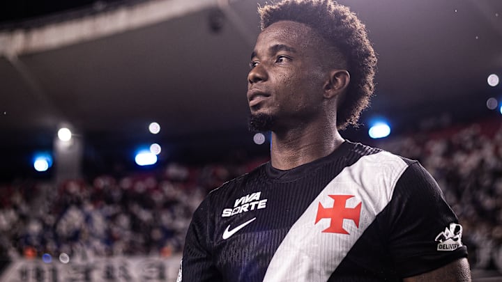 Thiago Mendes deve ser um dos titulares do Vasco contra o Corinthians pelo Brasileirão 2026