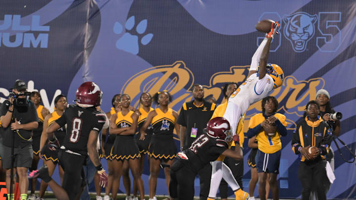 Recent reports and comments from analysts indicate that Syracuse football is a major player for 4-star WR Calvin Russell.