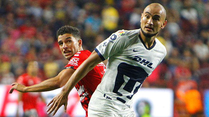 El uruguayo Ignacio Rivero cuando defendía a Xolos y el paraguayo Carlos González cuando jugaba con Pumas.