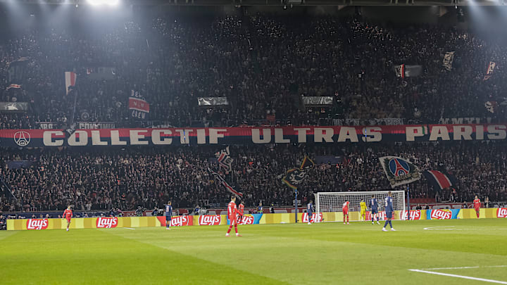 Les ultras du PSG se sont fait remarquer avant le huitième de finale aller de Ligue des Champions. Les ultras du PSG se sont fait remarquer avant le huitième de finale aller de Ligue des Champions.
