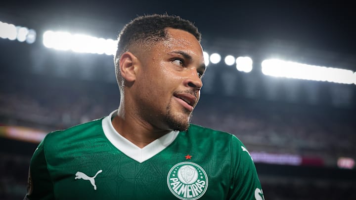 Contestado pela torcida, Vitor Roque deve seguir na equipe titular