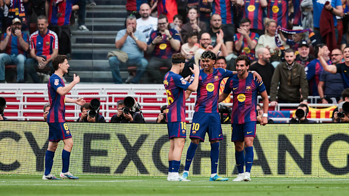 Jogadores do Barcelona comemoram vitória recente em LaLiga e se aproximam do título espanhol em 2025/26