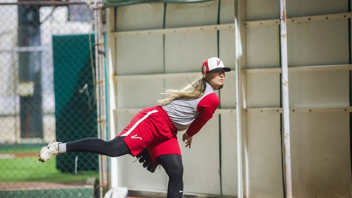Kelsie Whitmore, pítcher norteamericana, con El Águila de Veracruz durante la pretemporada de la Liga Mexicana de Béisbol Kelsie Whitmore, pítcher norteamericana, con El Águila de Veracruz durante la pretemporada de la Liga Mexicana de Béisbol