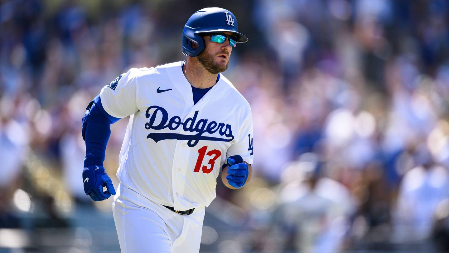Dodgers’ Max Muncy Exits Game vs Diamondbacks After Scary Collision at First Base
