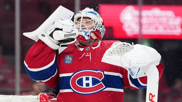 Dec 16, 2025; Montreal, Quebec, CAN; Montreal Canadians goalie Jacob Fowler (32) takes a breather  during the second period of the game against the Philadelphia Flyers at the Bell Centre. Mandatory Credit: Eric Bolte-Imagn Images