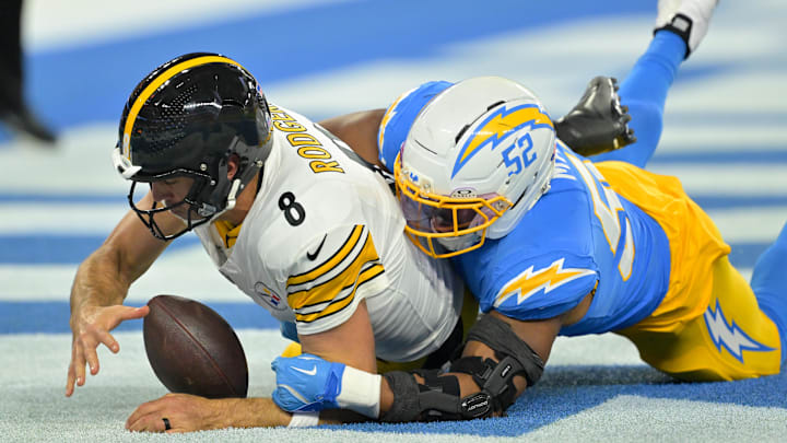 Los Angeles Chargers linebacker Khalil Mack (52) sacks Pittsburgh Steelers quarterback Aaron Rodgers (8) for a safety. Los Angeles Chargers linebacker Khalil Mack (52) sacks Pittsburgh Steelers quarterback Aaron Rodgers (8) for a safety.