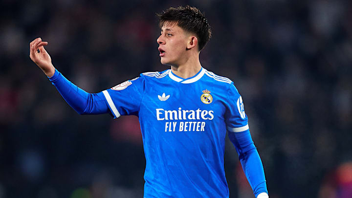 Arda Güler inquiète une partie des experts espagnols. Arda Güler inquiète une partie des experts espagnols.