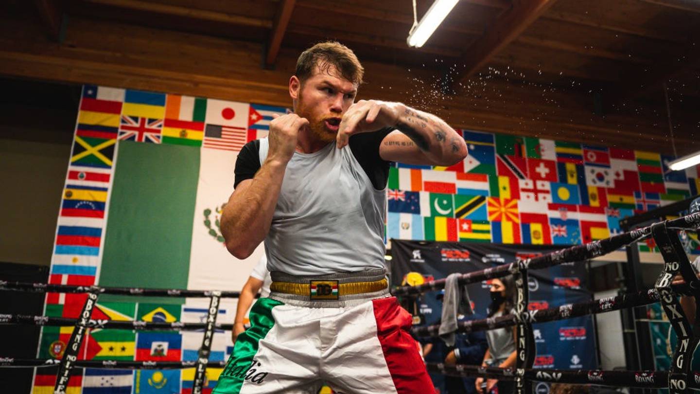 Canelo Álvarez entrena en España tras lo aprendido en su primera pelea en Arabia
