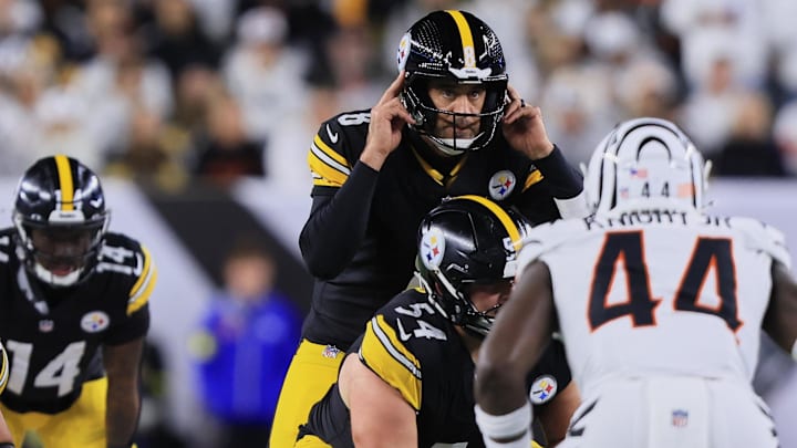 Oct 16, 2025; Cincinnati, Ohio, USA; Pittsburgh Steelers quarterback Aaron Rodgers (8) gestures toward his helmet and calls the snap count against the Cincinnati Bengals during the first half at Paycor Stadium. Mandatory Credit: Katie Stratman-Imagn Images