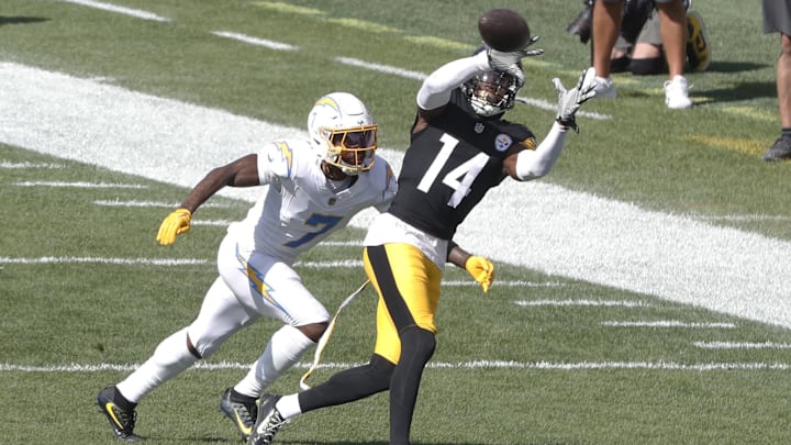 Pittsburgh Steelers WR George Pickens makes a catch against Los Angeles Chargers CB Kristian Fulton.