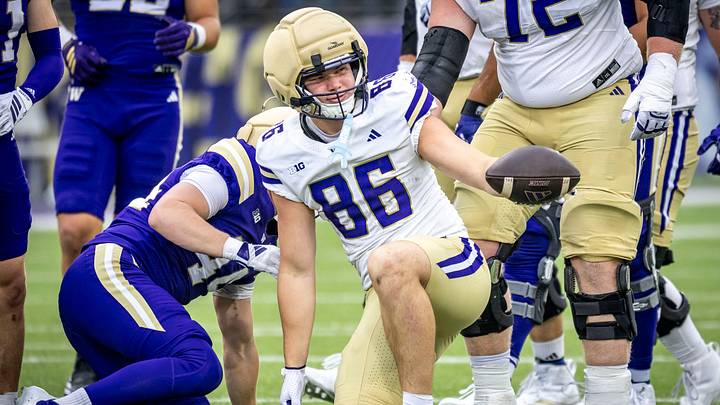 Decker DeGraaf shows off his Spring Game catch. 