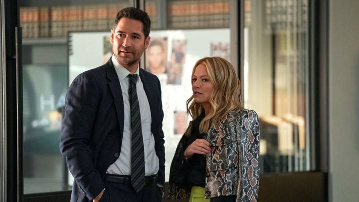 The Lincoln Lawyer. (L to R) Manuel Garcia-Rulfo as Mickey Haller, Becki Newton as Lorna Crane in episode 304 of The Lincoln Lawyer. Cr. Lara Solanki/Netflix © 2024
