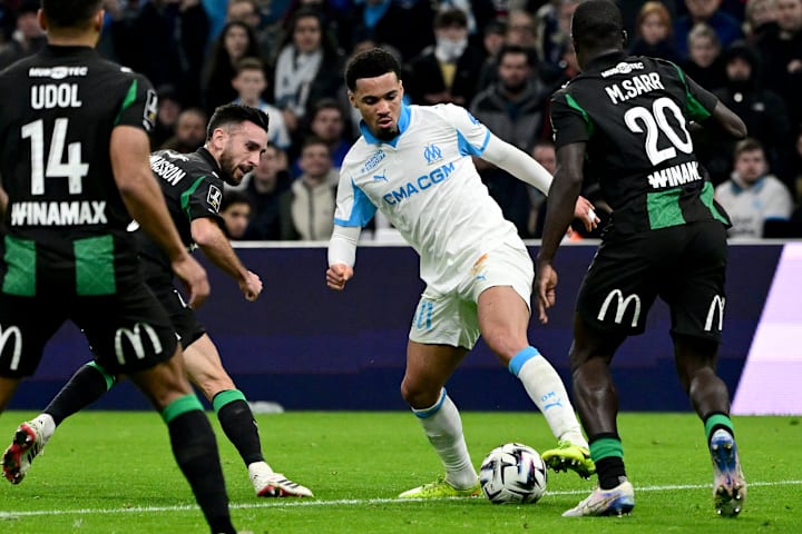 อีธาน นวาเนรี่ถูกล้อมรอบด้วยนักเตะ