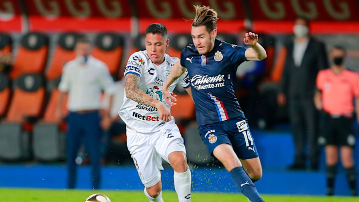 Jesús Angulo y Roberto de la Rosa en la pelea por un esférico.