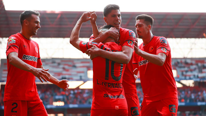 Jugadores del Toluca celebran un gol.