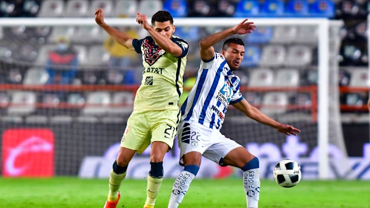 Henry Martin y Gustavo Cabral en la pelea de un balón.