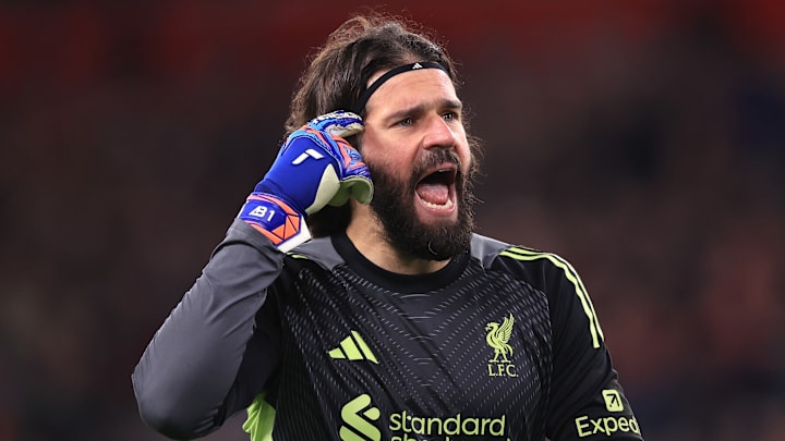 Com futuro incerto no Liverpool, Alisson é alvo da Juventus e pode voltar à Itália 