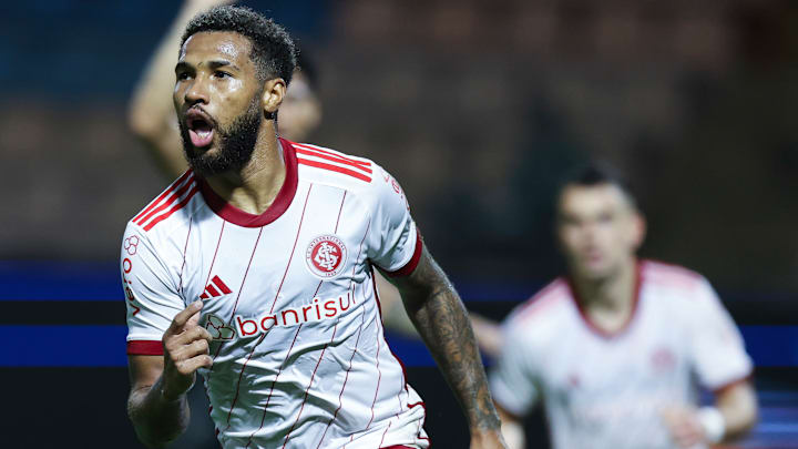 El periodista brasileño André Hernán comunicó que el América negocia el fichaje del extremo izquierdo brasileño, Wesley Ribeiro, del Internacional Porto Alegre.