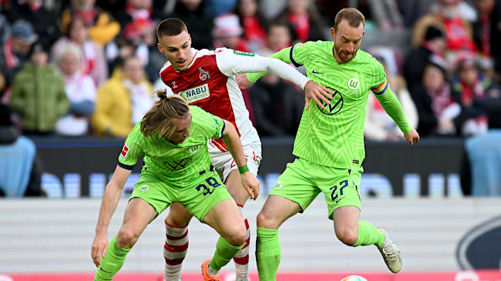Kölns Tim Lempele (Mitte) im Zweikampf mit Patrick Wimmer und Maximilian Arnold