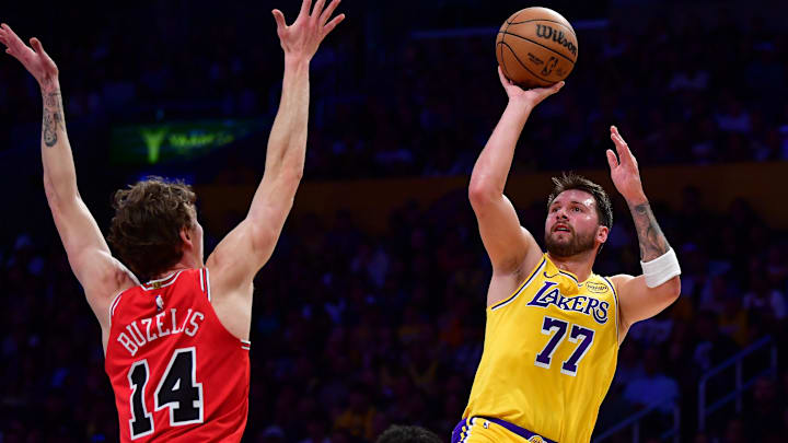 Luka Doncic guio a los Lakers al triunfo sobre los Bulls