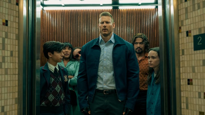 THE UMBRELLA ACADEMY (L to R) AIDAN GALLAGHER as NUMBER FIVE, EMMY RAVER-LAMPMAN as ALLISON HARGREEVES, ROBERT SHEEHAN as KLAUS HARGREEVES, TOM HOPPER as LUTHER HARGREEVES, DAVID CASTAEDA as DIEGO HARGREEVES and ELLEN PAGE as VANYA HARGREEVES in episode 206 of THE UMBRELLA ACADEMY Cr. CHRISTOS KALOHORIDIS/NETFLIX © 2020