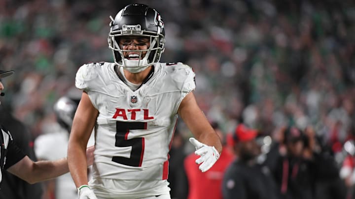 Sep 16, 2024; Philadelphia, Pennsylvania, USA; Atlanta Falcons wide receiver Drake London (5) celebrates his touchdown catch late in the fourth quarter against the Philadelphia Eagles at Lincoln Financial Field. Mandatory Credit: Eric Hartline-Imagn Images Sep 16, 2024; Philadelphia, Pennsylvania, USA; Atlanta Falcons wide receiver Drake London (5) celebrates his touchdown catch late in the fourth quarter against the Philadelphia Eagles at Lincoln Financial Field. Mandatory Credit: Eric Hartline-Imagn Images