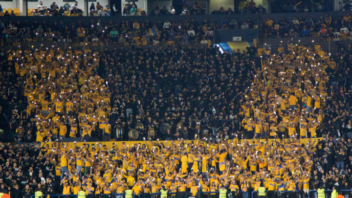 Aficionados de Tigres en un partido en el Universitario.