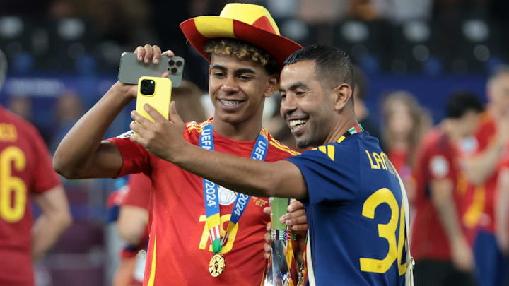 Lamine Yamal mit seinem Vater Mounir Nasraoui