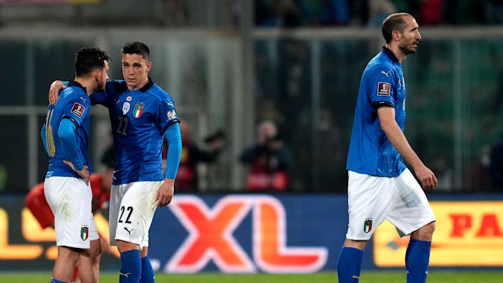 Jugadores de Italia se lamentan la eliminación del Mundial, al caer ante Macedonia.