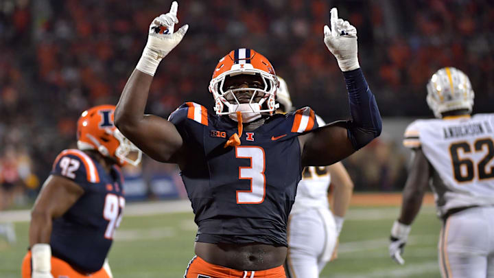 Sep 13, 2025; Champaign, Illinois, USA; Illinois Fighting Illini linebacker Alec Bryant (3) celebrates a sack during the second half against the Western Michigan Broncos at Memorial Stadium. Mandatory Credit: Ron Johnson-Imagn Images Sep 13, 2025; Champaign, Illinois, USA; Illinois Fighting Illini linebacker Alec Bryant (3) celebrates a sack during the second half against the Western Michigan Broncos at Memorial Stadium. Mandatory Credit: Ron Johnson-Imagn Images