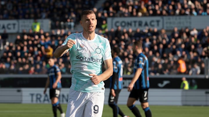 O atacante bósnio marcou dois e ajudou sua equipe na vitória O atacante bósnio marcou dois e ajudou sua equipe na vitória