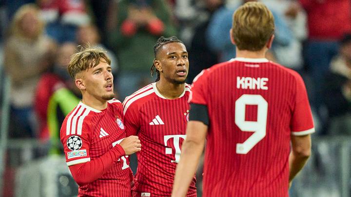 Holt sich im Training jede Menge Tipps vom etablierten Star ab: Lennart Karl und Michael Olise 
