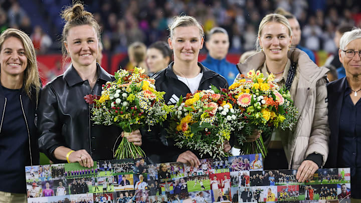 Merle Frohms wurde zusammen mit Marina Hegering und Alex Popp verabschiedet Merle Frohms wurde zusammen mit Marina Hegering und Alex Popp verabschiedet