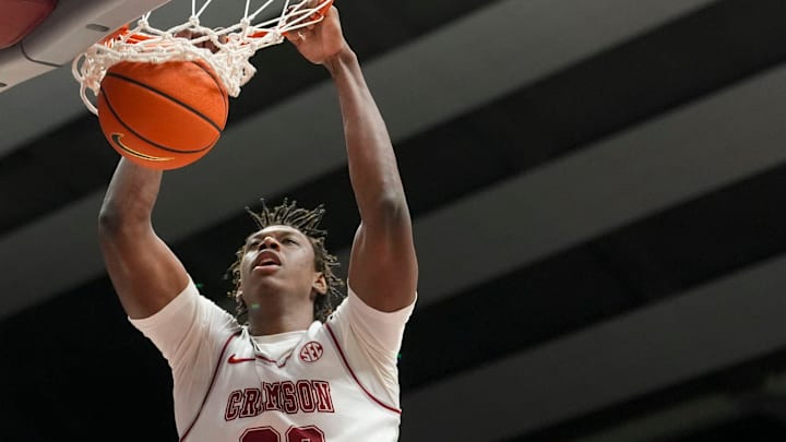 Alabama forward Aiden Sherrell (22)