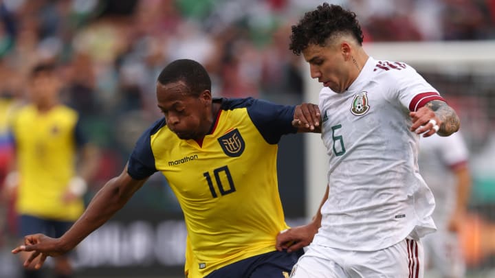 El ecuatoriano Romario Ibarra y el mexicano Jorge Sánchez en un amistoso entre Ecuador y México.