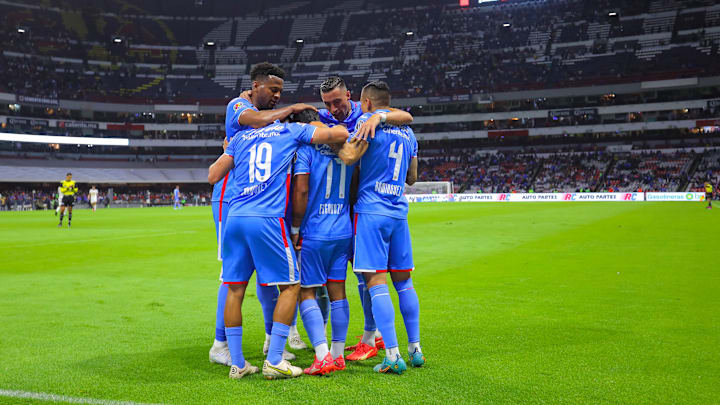 Jugadores de Cruz Azul celebran un gol.