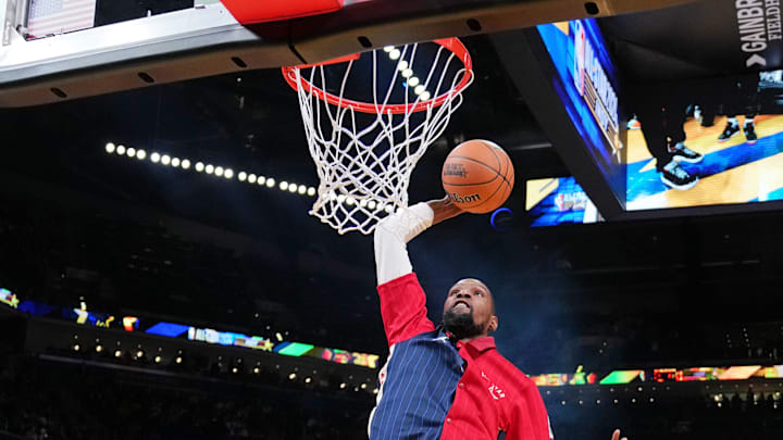 Western Conference forward Kevin Durant (35) of the Phoenix Suns warms up before the 73rd NBA All Star game at Gainbridge Fieldhouse.