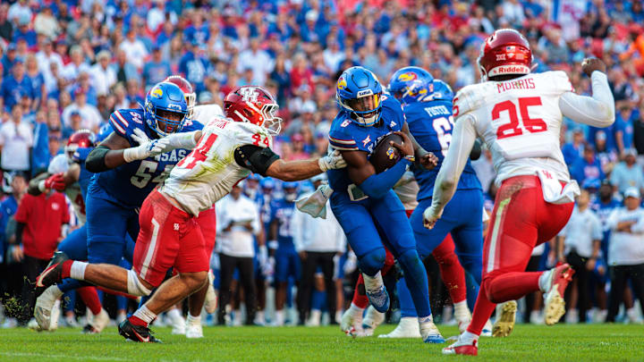 Oct 19, 2024; Kansas City, Missouri, USA; Kansas Jayhawks quarterback Jalon Daniels (6) runs the ball against the Houston Cougars during the fourth quarter at GEHA Field at Arrowhead Stadium. Mandatory Credit: William Purnell-Imagn Images Oct 19, 2024; Kansas City, Missouri, USA; Kansas Jayhawks quarterback Jalon Daniels (6) runs the ball against the Houston Cougars during the fourth quarter at GEHA Field at Arrowhead Stadium. Mandatory Credit: William Purnell-Imagn Images