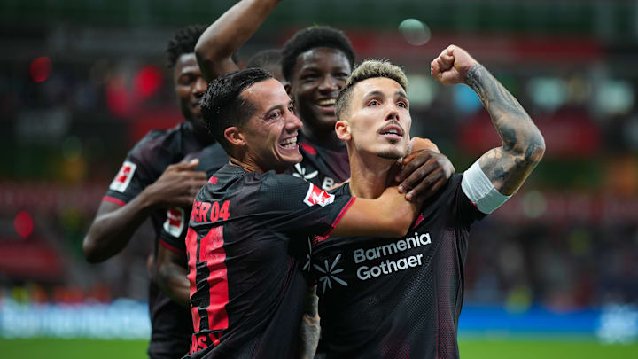 Alejandro Grimaldo (re) soll einen neuen Vertrag in Leverkusen unterschreiben