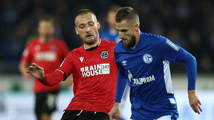 Tom Trybull (links) im Zweikampf mit Dominick Drexler (rechts). 