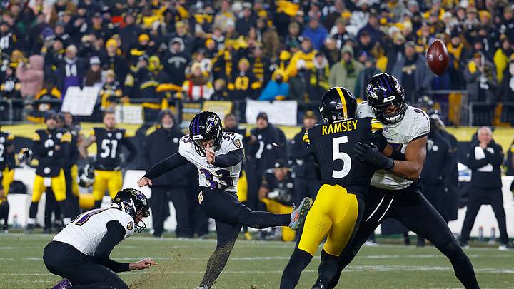 Momento en el que el pateador Tyler Loop falla el gol de campo con el que Ravens perdieron ante Steelers.