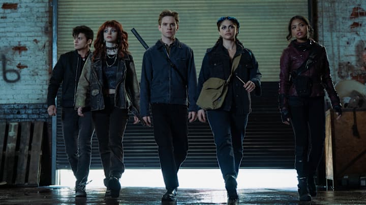Gotham Knights -- “More Money, More Problems” -- Image Number: GTK105a_0120r -- Pictured (L-R): Tyler DiChiara as Cullen Row, Olivia Rose Keegan as Duela Doe, Oscar Morgan as Turner Hayes, Fallon Smythe as Harper Row and Navia Robinson as Robin -- Photo: Amanda Mazonkey/The CW -- © 2023 The CW Network, LLC. All Rights Reserved.
