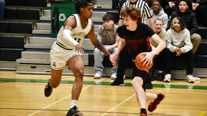 Brady Hennig and defending Class 4A champion Mount Si go directly to next week's WIAA quarterfinals with regional win at Auburn.