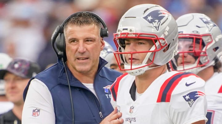 New England Patriots coach Mike Vrabel talks to quarterback Drake Maye (10) during the second quarter at Nissan Stadium in Nashville, Tenn., Sunday, Oct. 19, 2025.