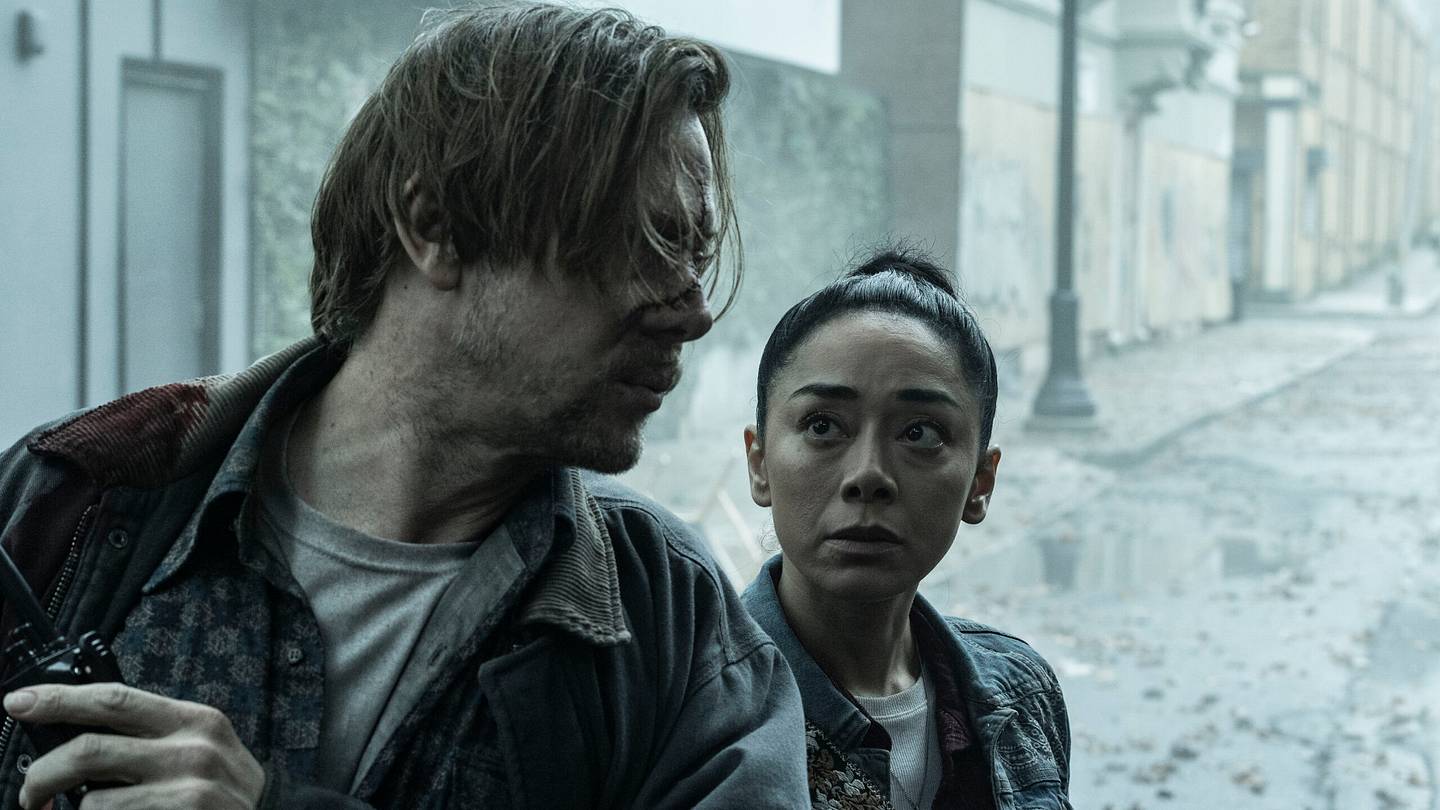 Jimmi Simpson as Mason Dillard and Aimee Garcia as Renata in Season 3
