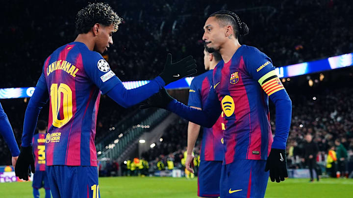 Raphinha soma 18 participações em gols em 22 jogos na temporada 2025/26 Raphinha soma 18 participações em gols em 22 jogos na temporada 2025/26